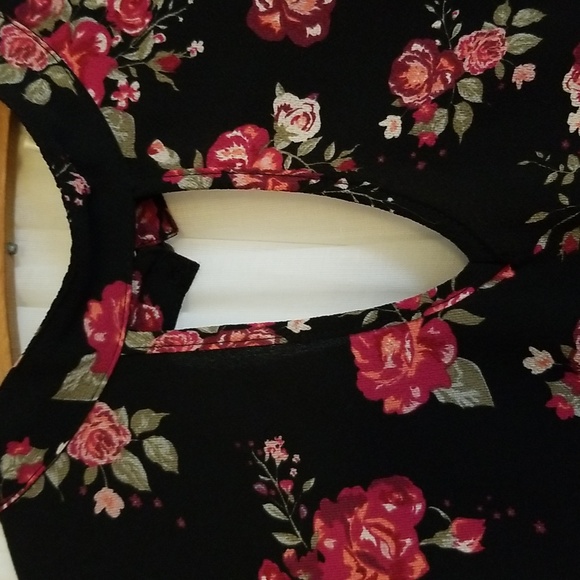 Black floral shoulder cutout blouse - Picture 7 of 9